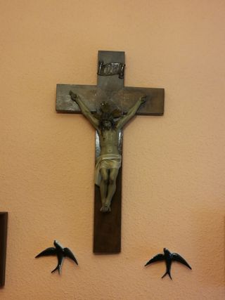 Crucifijo pared. Jesús crucificado y madera