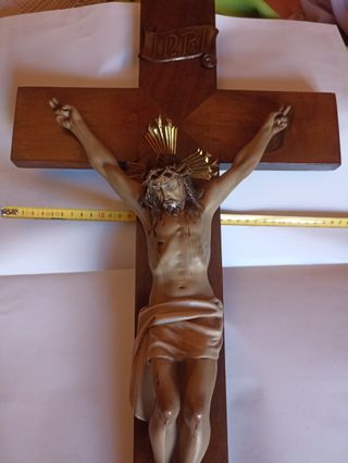 Crucifijo pared. Jesús crucificado y madera