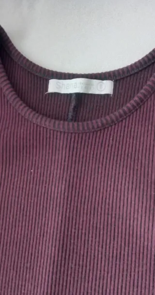 Vestido canalé burdeos manga larga.