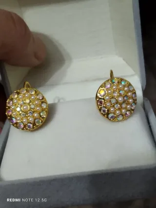 Pendientes chapados en oro con perlas y cristales