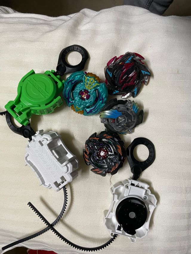 4 Beyblade con lanciatori
