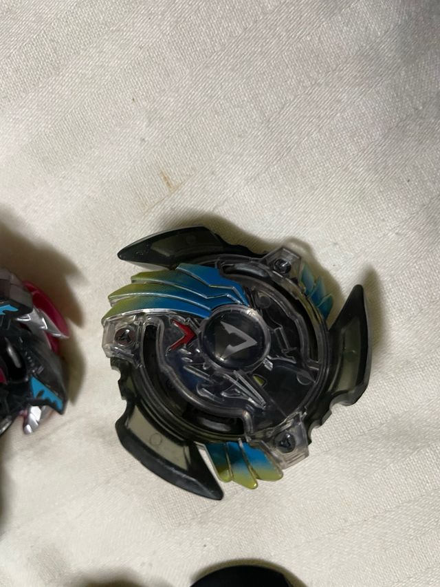 4 Beyblade con lanciatori