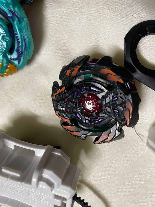 4 Beyblade con lanciatori