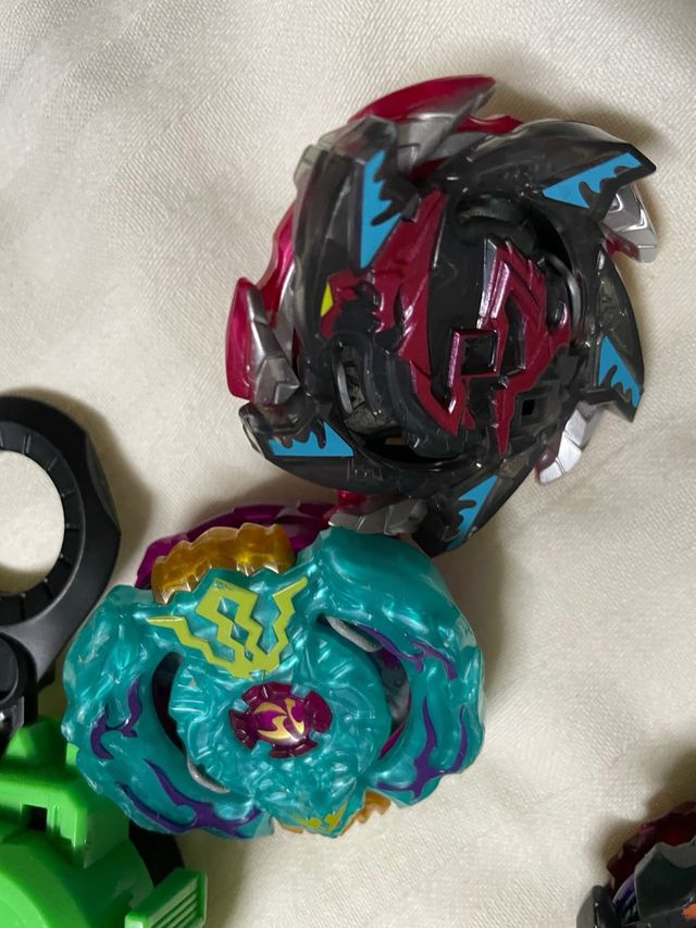 4 Beyblade con lanciatori