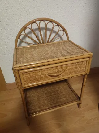 Comodino in vimini e bambù