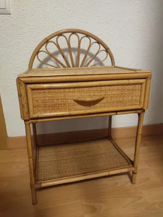 Comodino in vimini e bambù