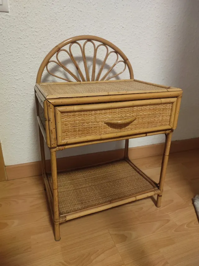 Comodino in vimini e bambù