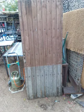 Puerta de madera rústica