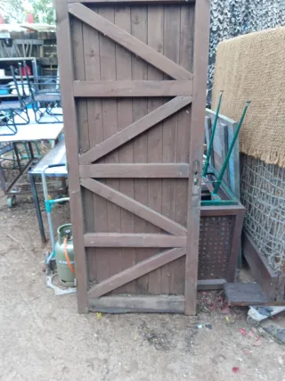 Puerta de madera rústica