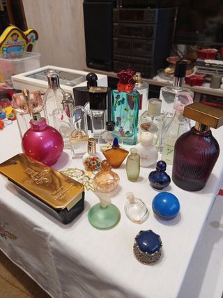 Set di contenitori vuoti e miniature di profumi 