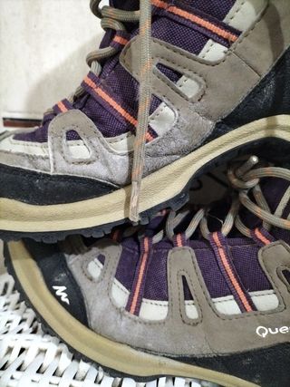 Botas de montaña Quechua moradas y grises