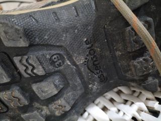 Botas de montaña Quechua moradas y grises