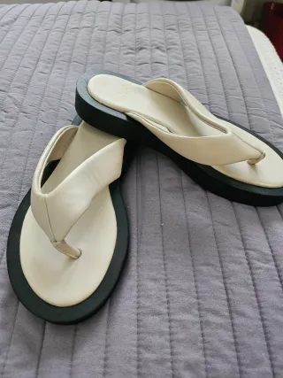 Chanclas Zara Home Blancas y Negras