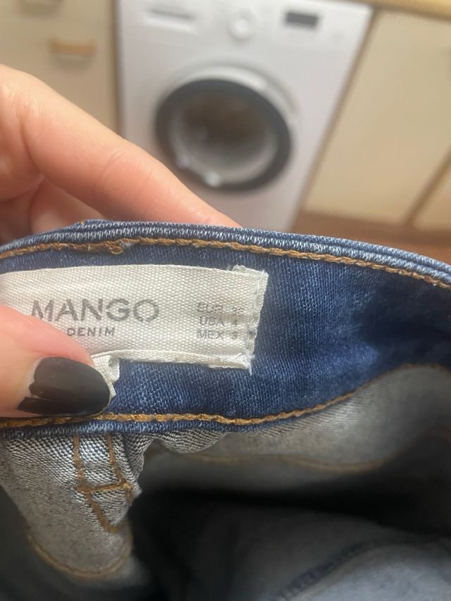 Pantalón vaquero oscuro