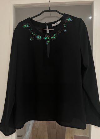 Blusa Mango Negra Flores