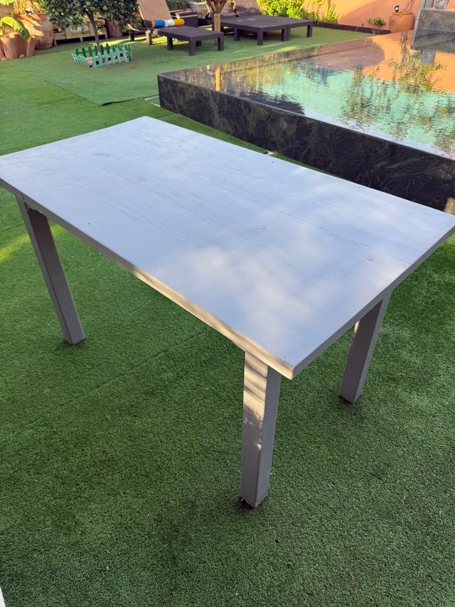 Mesa de madera gris