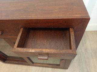 Credenza in legno massello con ante scorrevoli