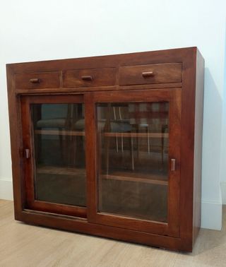 Credenza in legno massello con ante scorrevoli