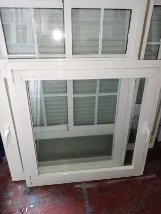 Ventana de aluminio abatible blanca medida 108x108