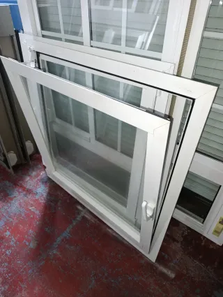 Ventana de aluminio abatible blanca medida 108x108