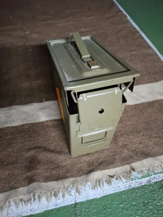 Scatola metallica munizioni militare