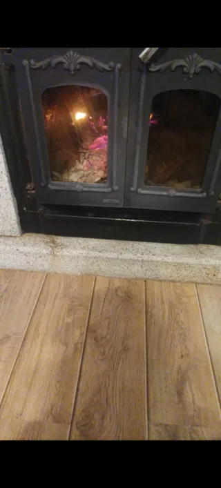 Hidroestufa de leña de piedra y madera