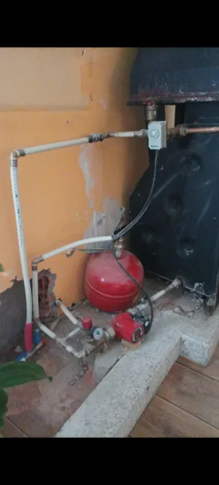 Hidroestufa de leña de piedra y madera