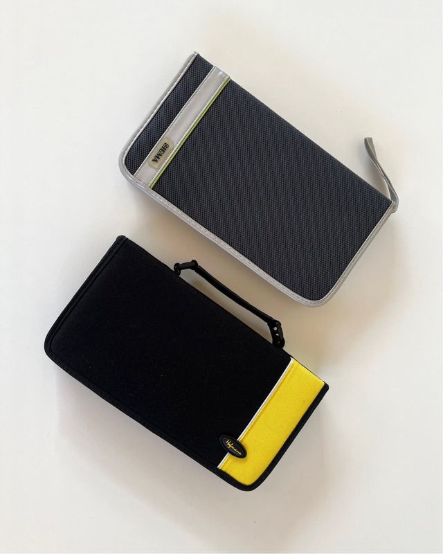 Dos archivadores para CD/DVD