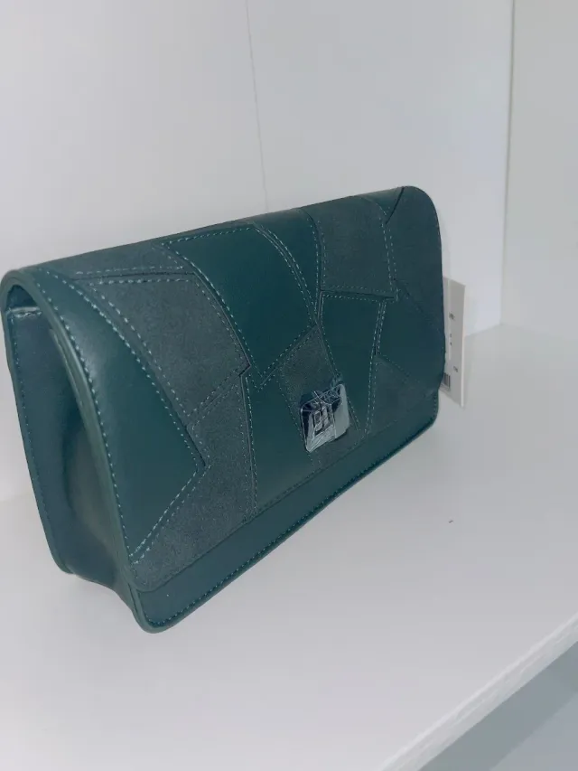 Bolso verde con diseño geométrico.