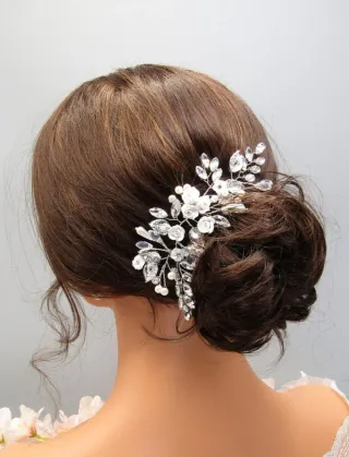 Tocado de novia con flores de porcelana