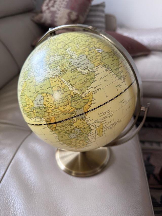 Globo terráqueo antiguo con base de latón