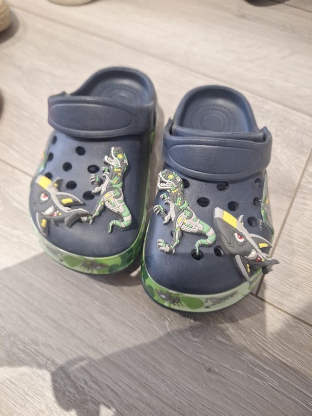 Chanclas tipo Crocs T27 con dinosaurios y luces 