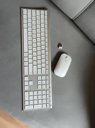 Teclado Alemán Bluetooth Plata y Blanco