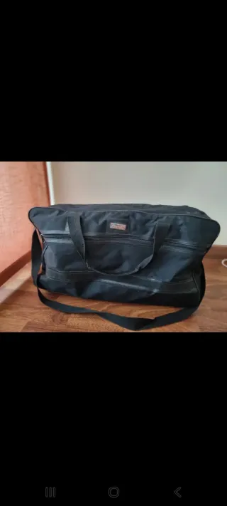 Bolsa de viaje negra con correa