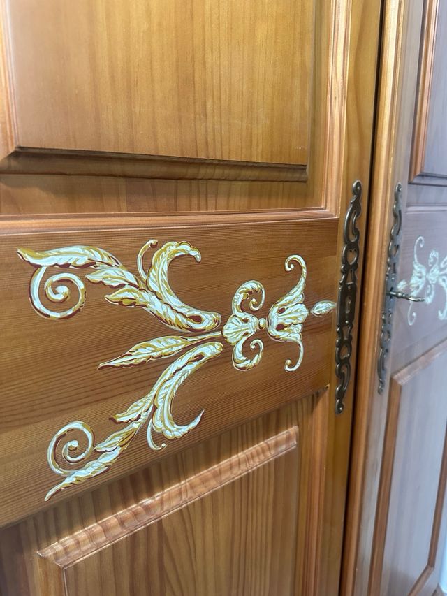 Armario de madera maciza con detalles