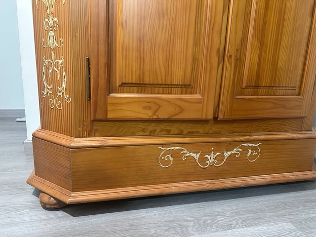 Armario de madera maciza con detalles