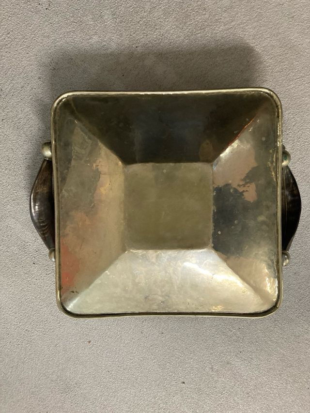 Bandeja cuadrada de plata con asas
