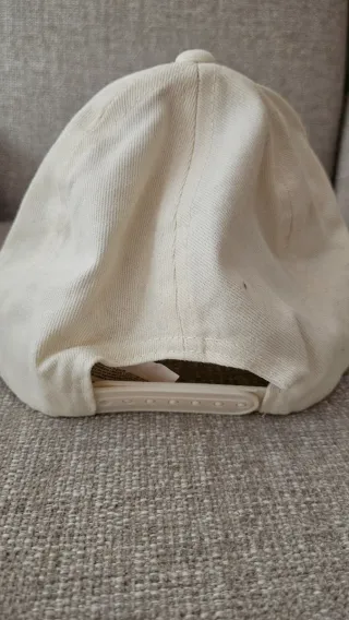 Gorra beige con letra N azul