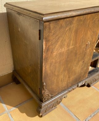 Mesita de noche de estilo Modernista.