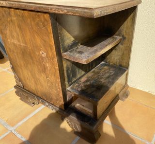 Mesita de noche de estilo Modernista.