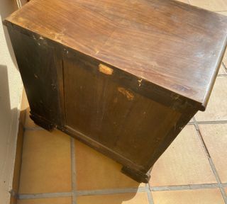 Mesita de noche de estilo Modernista.