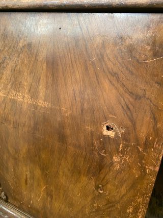 Mesita de noche de estilo Modernista.