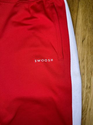Pantalón Nike Swoosh Rojo Doble Logo