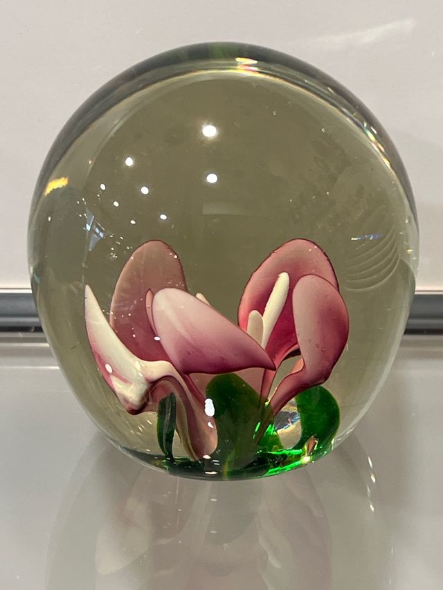Pisapapeles de cristal con flor Murano