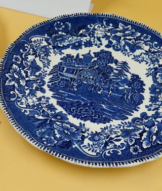 Coppia di piatti decorativi blu