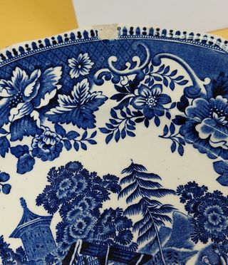 Coppia di piatti decorativi blu