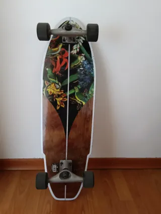 Skate con diseño de pájaros y flores