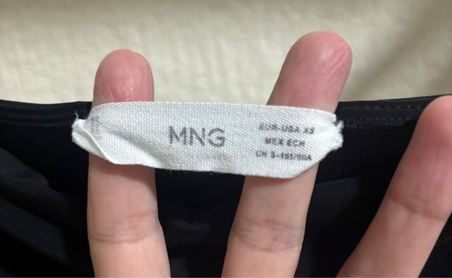 Top drapeado de licra negro de Mango