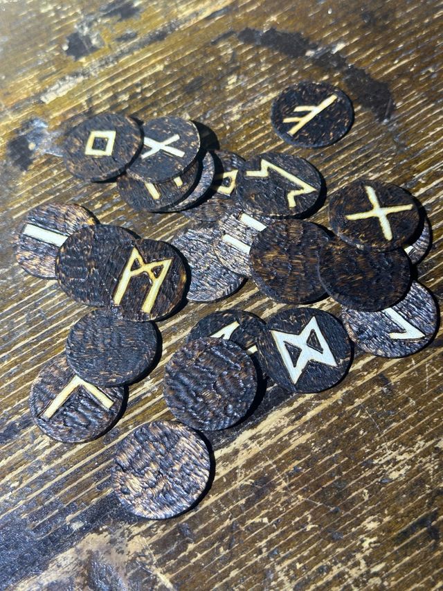 Rune in Legno Fatte a Mano