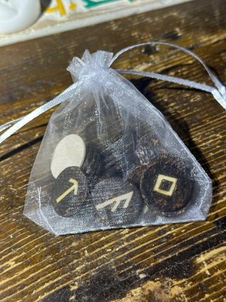 Rune in Legno Fatte a Mano